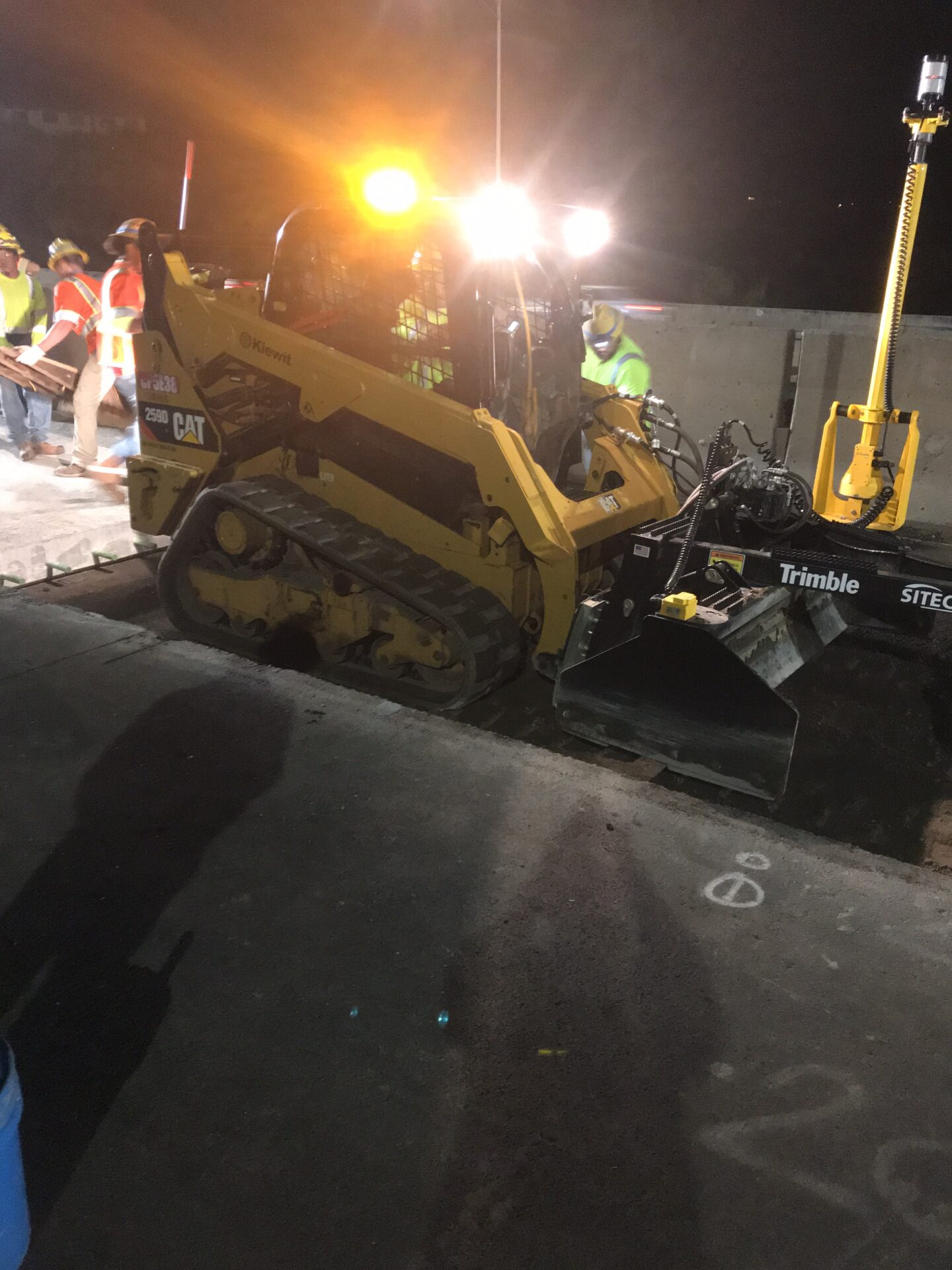 Installing Super-Slab precast pavement panels during overnight closure of H-1